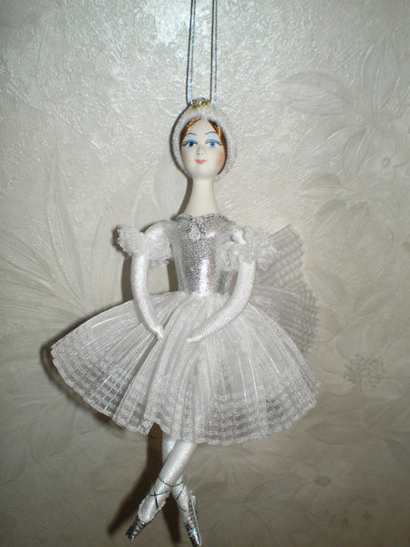 Балерина в белом. Игрушки
