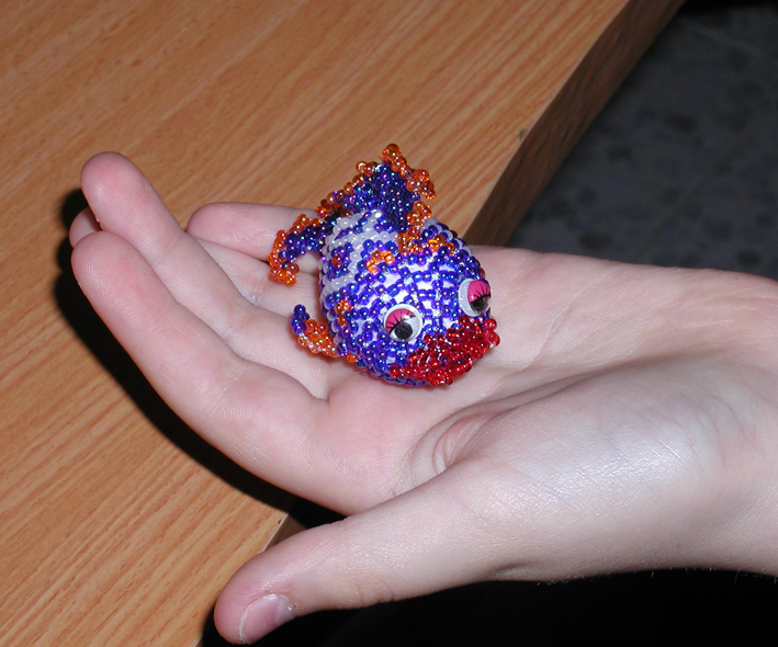 на руке у младшого сына. яйцо-рыбка из бисера (мои работы)