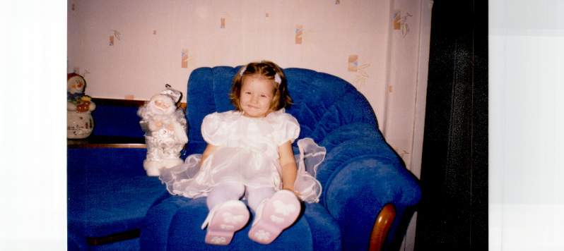 Устала....Аня! Проводив гостей решила немного отдахнуть!. Первая зима дома (2005-2006г.г.)