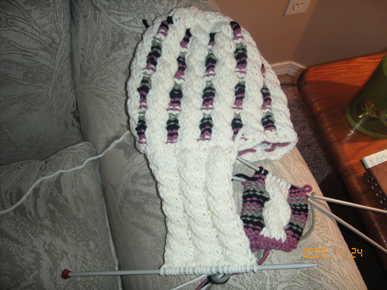 Шапка и перчатки для дочери, еще не довязанные. Мои работы