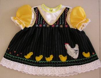 Платьице с вышитыми пушистиками.. 