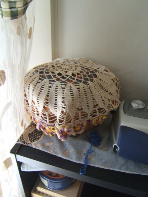 Это в комнате, в этой корзинке я храню квадратики для пледа:). Мой рукодельный угол:)