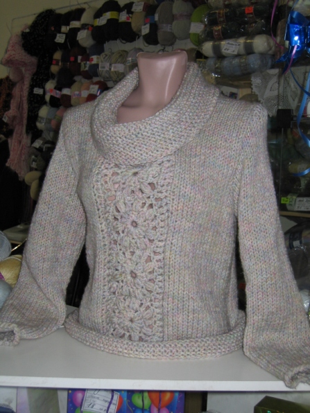 Центральная вставка с цветами. Свитера,платья 