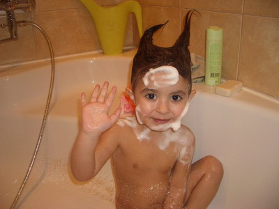 Купание катя. Купается в ванной. Миша купается. Мальчик купается в ванной. Школьник в ванной.