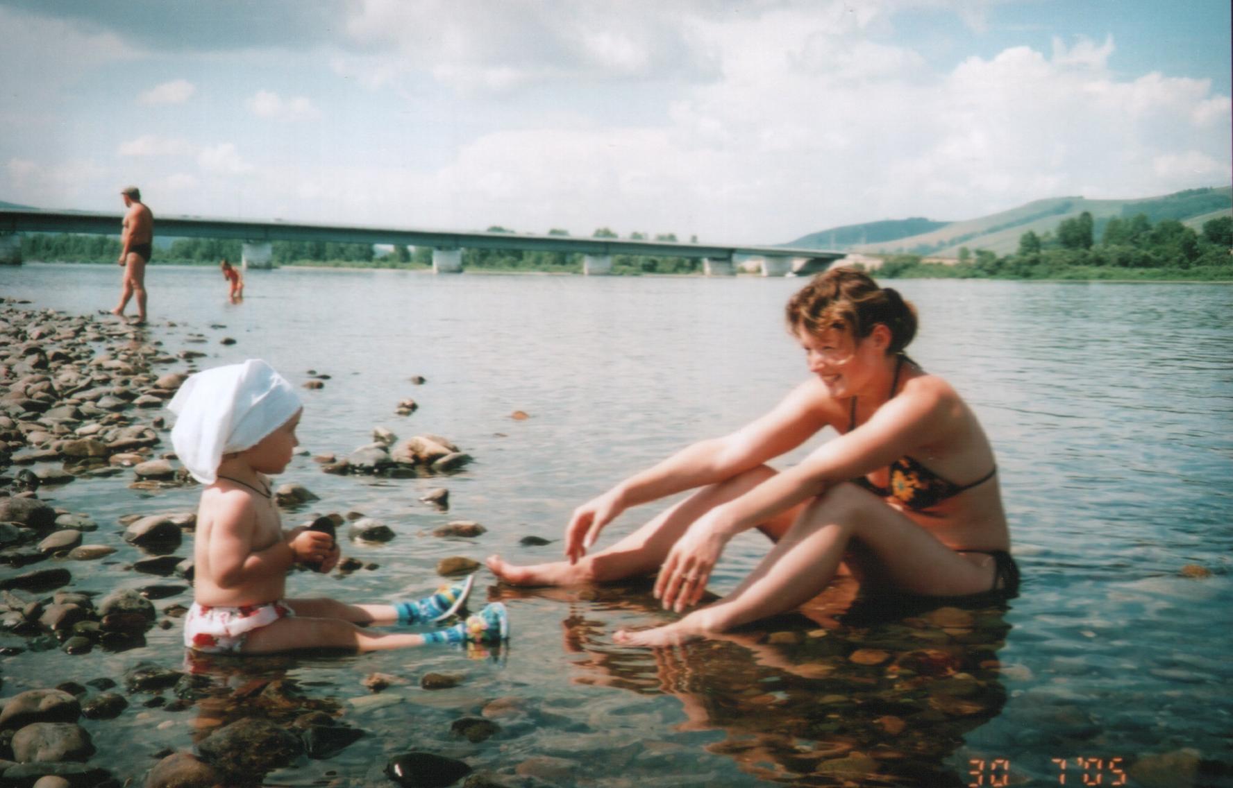 Можно сегодня на речку. Теплая вода в реке. Сколько градусов вода в речке Вымь летом.