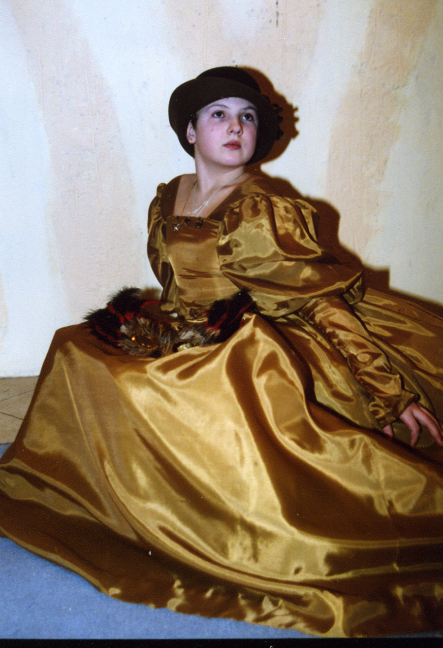 Платье шила дочке сама по эскизам хореографа для средневекового танца. Даша (2006) 