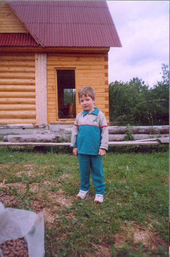 Возле строящегося дома дяди. 