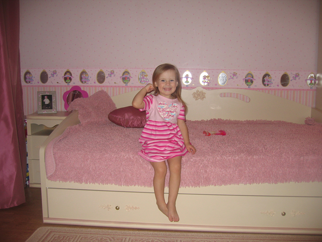 коврик от  krestik, платье от Стрекозы. Комната Маши