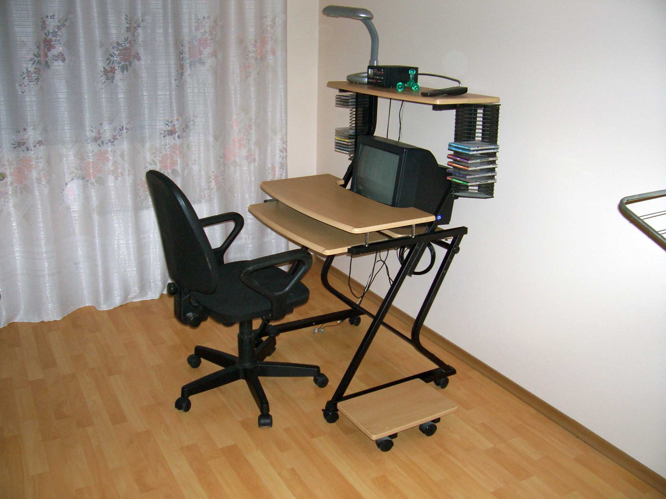 Компьютерный стол и компьютерный стул в