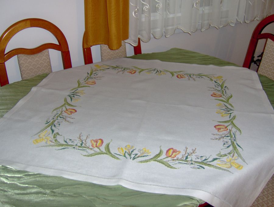 Wiosenna serweta. Krzyżykowe hafciki