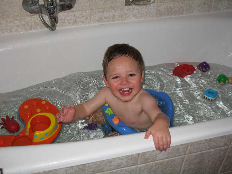 Николас купается!. Давайте знакомиться!