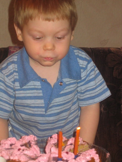 Задувает свечу. Ярику 2 года