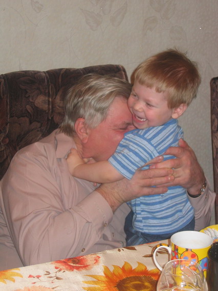 Ярик с дедушкой. Ярику 2 года