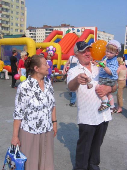 С бабушкой и дедушкой. Лето 2005