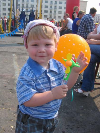 Ярик с шариком.. Лето 2005