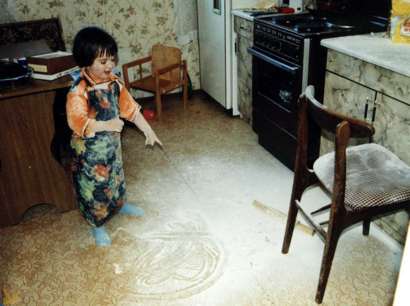 Ксюша помогает печь пирог 3 года. Разное (дети)