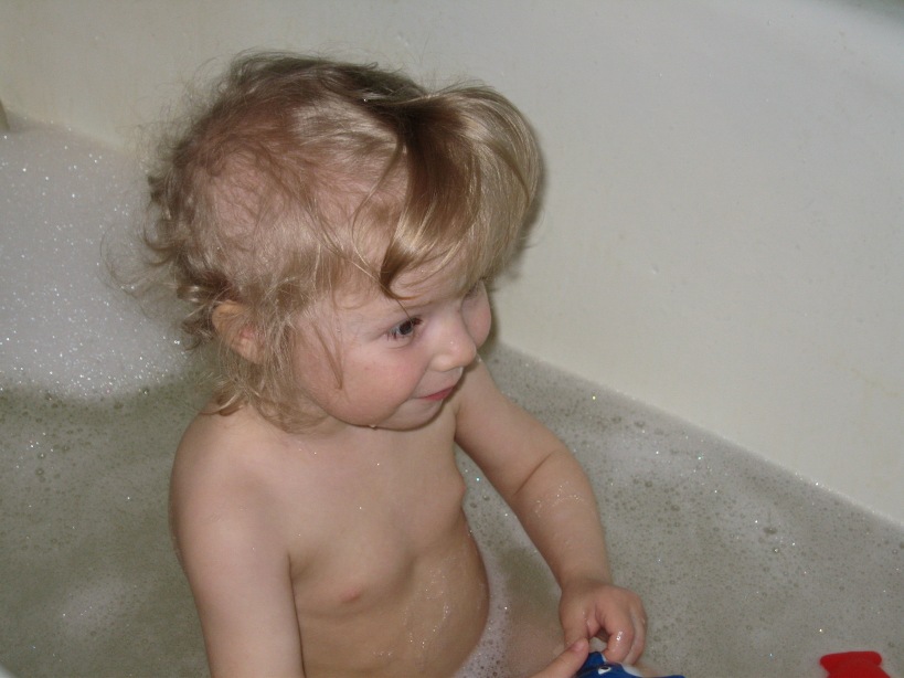 Дочка купается в ванне. Дочка маленькая купается. Купание детей девочек.