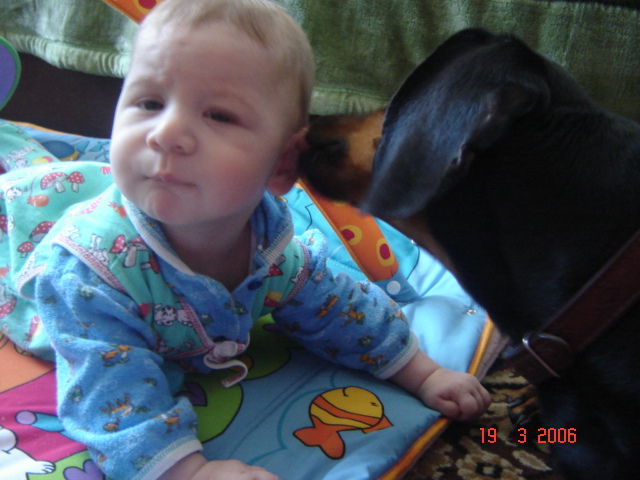 очень любит малого. Чарлик