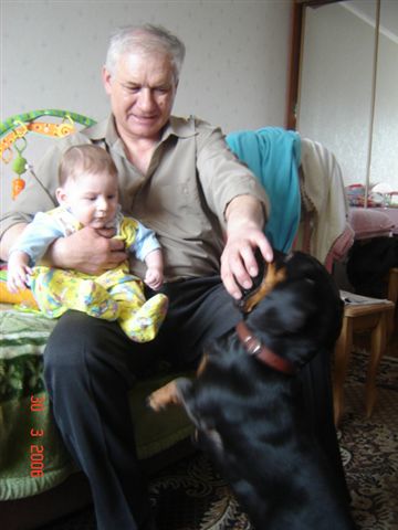 Любит играть с мячиком,постоянно приносит его Андрюшке. Чарлик