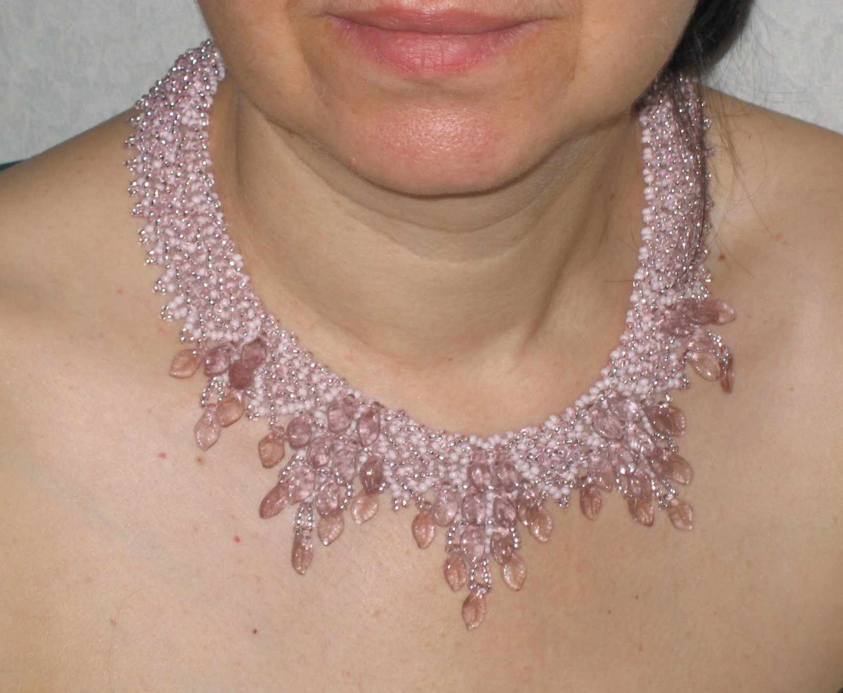 Листики молочно-розовые. Украшения ручной работы