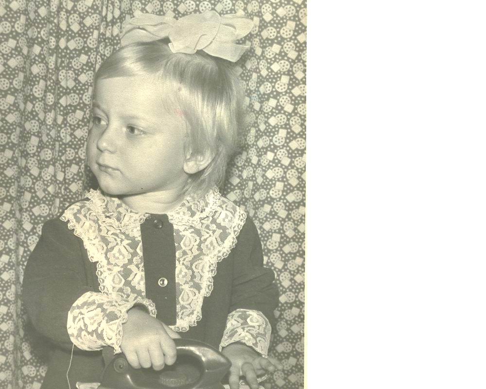  А я маме помогаю....            Ри-Ри. ДетСадовские