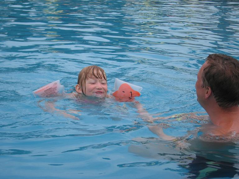 А теперь уже только в нарукавниках. И в большом бассейне.. Турция 2006