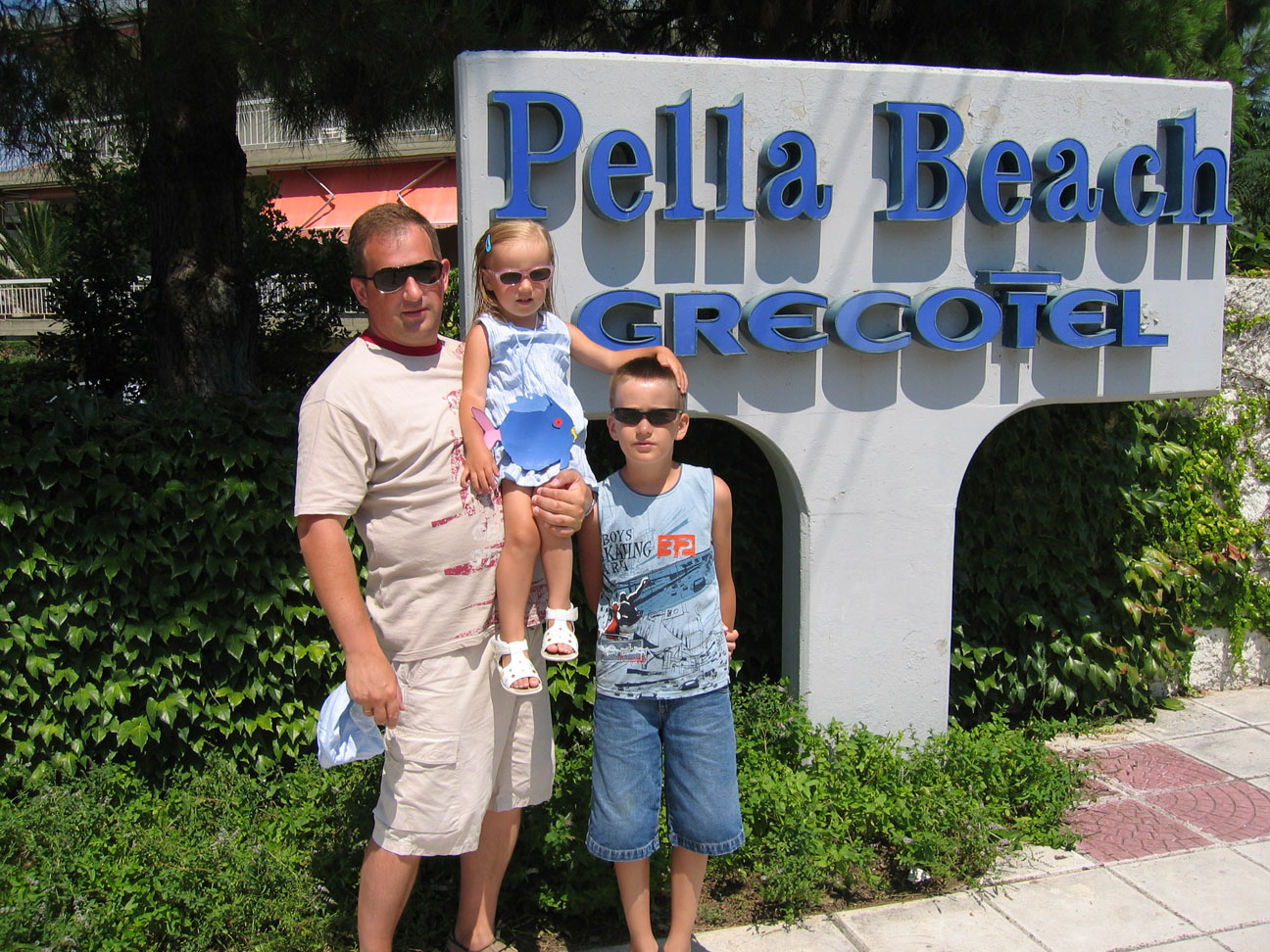 Въезд в отель. Греция 2006