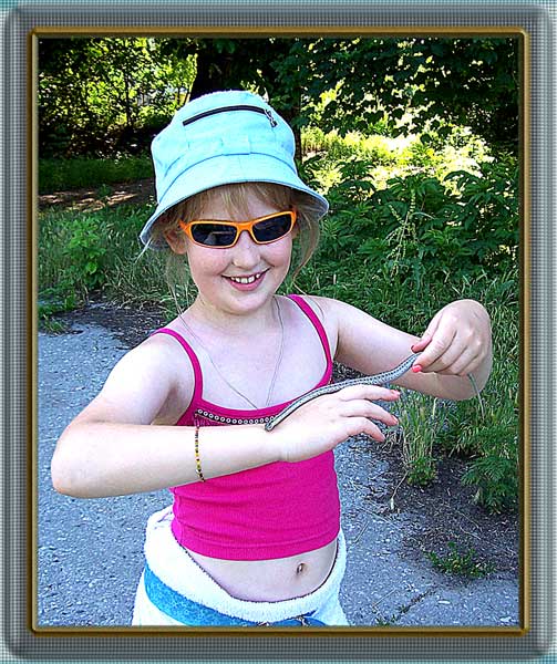 Поймали змею. 