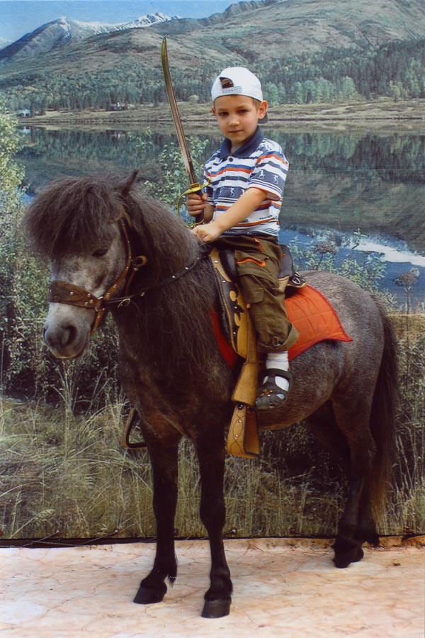 Традиционное фото в нашей семье: в зоопарке на пони. зоопарк