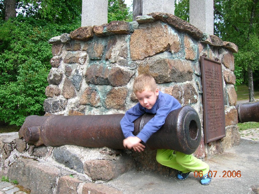 памятник у крепости. поездка в Финляндию