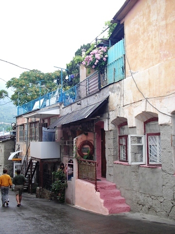 Гурзуф, улица Ленинградская. немного крыма