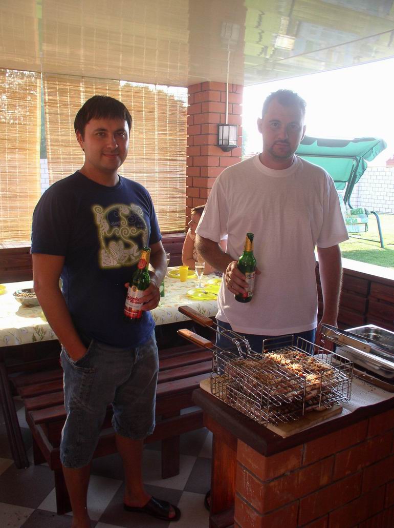 Мужья жарят шашлык. Не хватает Андрюши!:). Встречи с HomaUfa