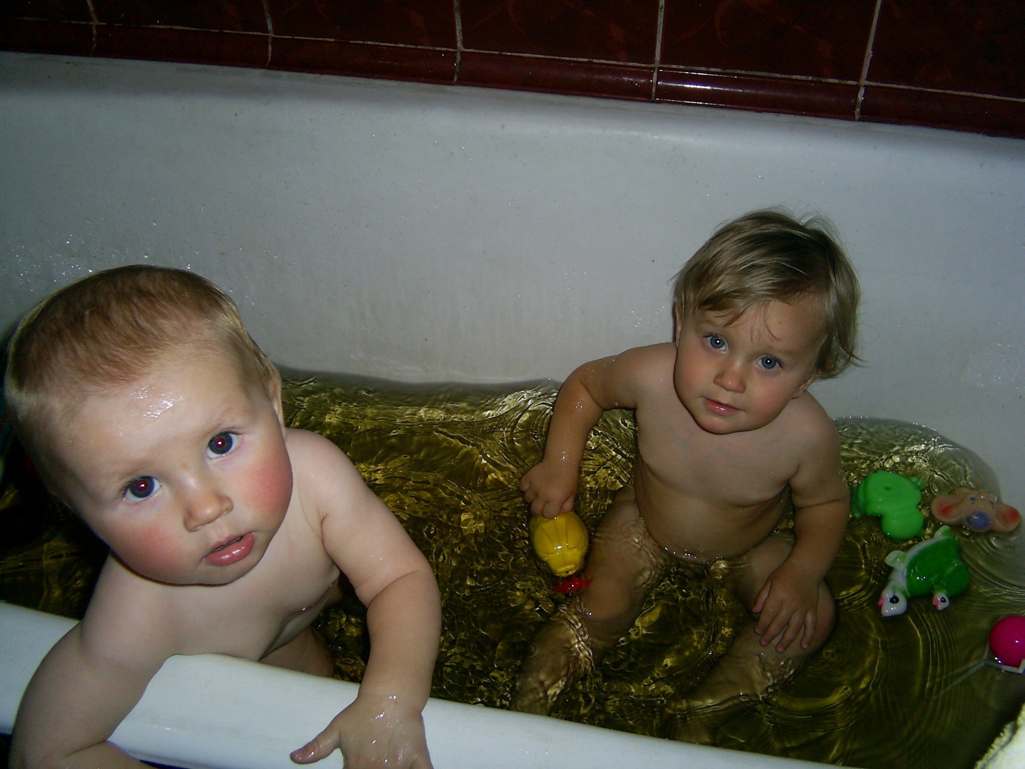 Вместе ванну принимали и в игрушки мы играли. Мы - веселые друзья