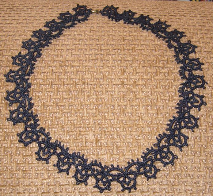 czarny naszyjnik. Frywolitki