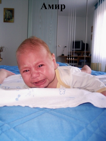 Амир недоволен,что лежит на пузике. мои племянники