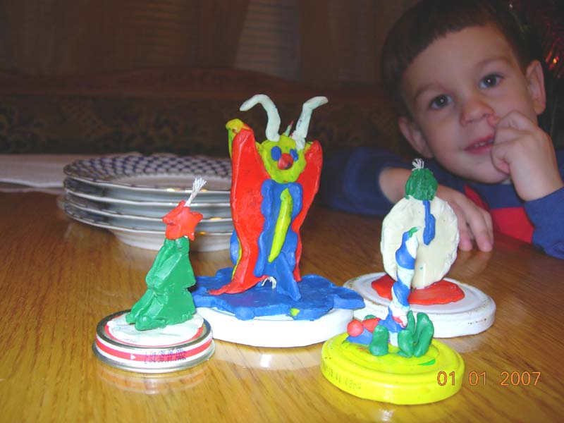 Слепили вот такие свечи в подарок маме на НГ. Встречаем дома