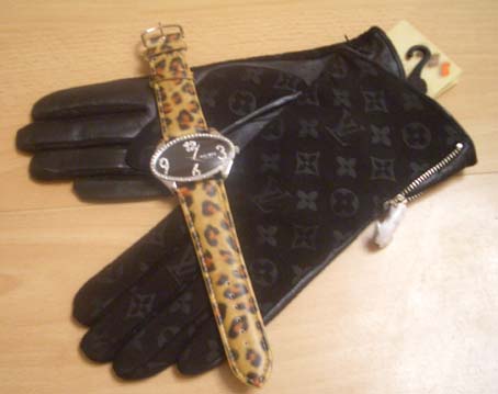 КОРИЧНЕВЫЙ ЛУИ И ЛЕОПАРД. ПЕРЧАТКИ
