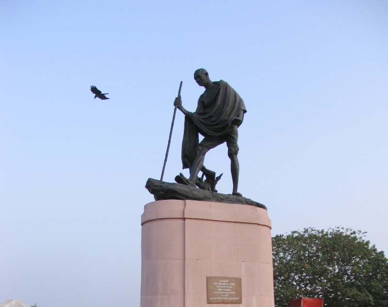 Просто памятник и ворона. Ченнай