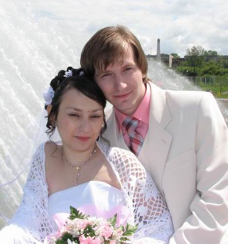 на фоне фонтана. Я