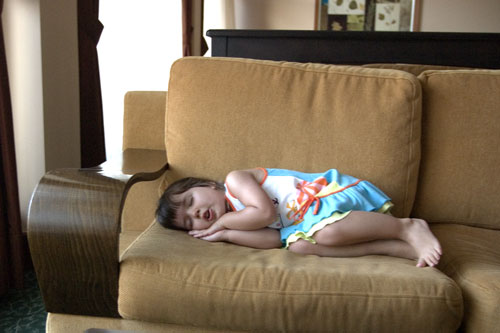 в баре показывает как устала-несите меня на ручках. турция 2007