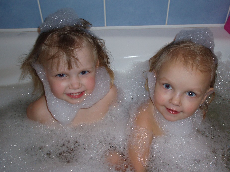 2 сестры в душе. Сестренка в ванной. Две девочки в ванной. Две сестры купаются. Сестра моется.