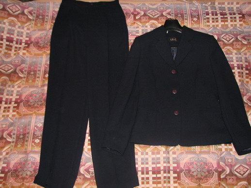 Костюм брючный LILA ,размер 38,тёмно-синий..Цена-2500р. Женская одежда.