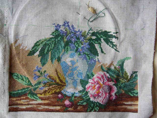 процесс вышивания пионов