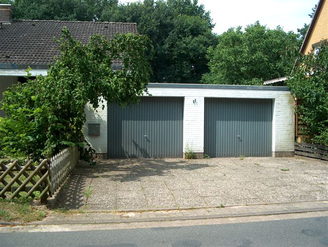 Вид с улицы, гаражи. Mein Haus 