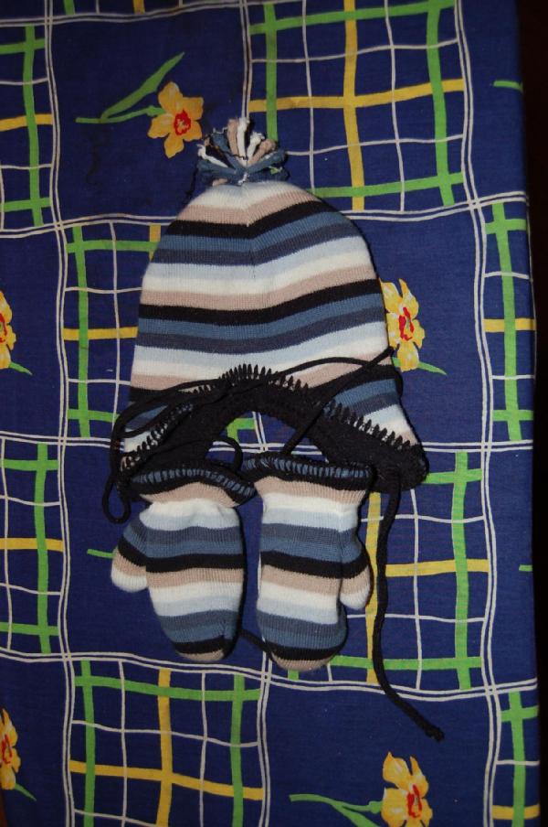 Шапка+варежки. ОТДАМ за мелочь