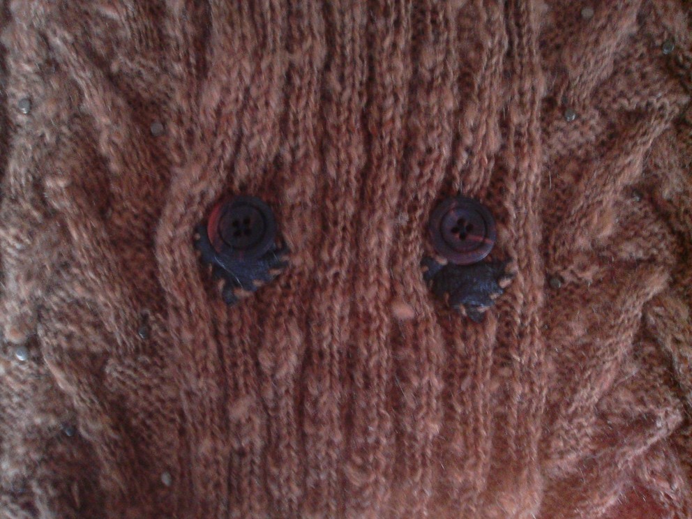 Верхнюю часть петли обметала, а снизу- кожа. Железочками украсила.. 