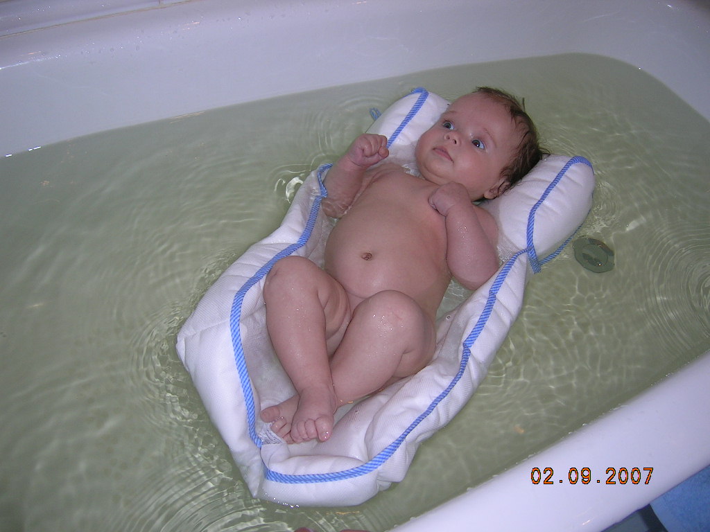 Купание в большой ванной. Купание грудничка. Матрасик для купания. Матрасик для купания новорожденных. Матрасик для купания новорожденных в ванной.