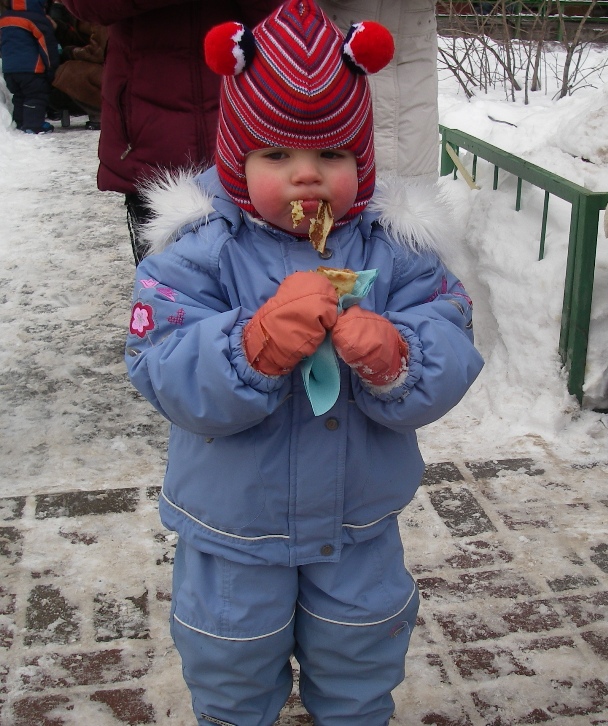 Поедание честно заработанного блина. Масленица2007