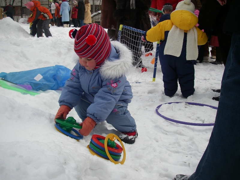 Санька вместо того, что бы накидывать колечки на лягушек, просто складывает их, так надежней . Масленица2007