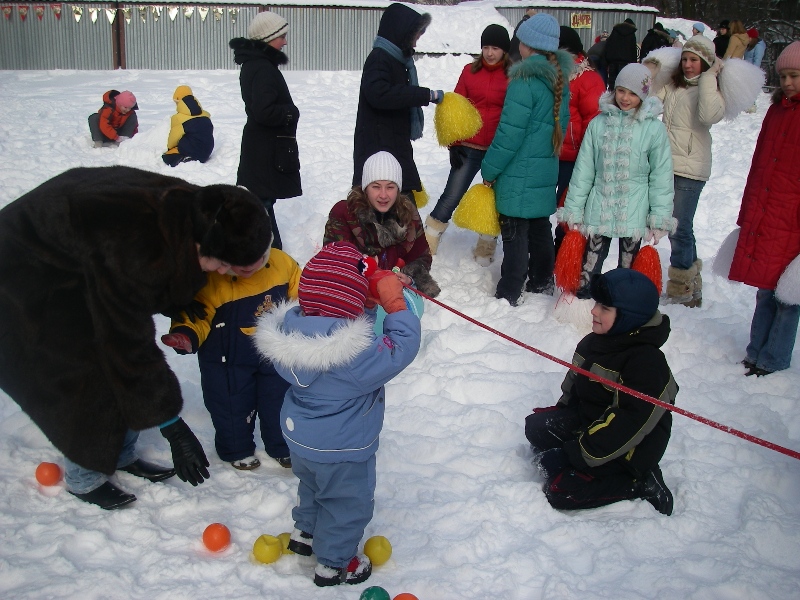 Саша с Викой кидают мячики за ленточку,  а мальчик на другой стороне, наоборот, к ним. Масленица2007